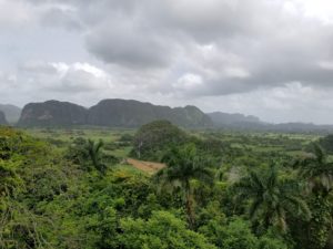 Mogotes camino a Pinar de Rocha. Cuba.